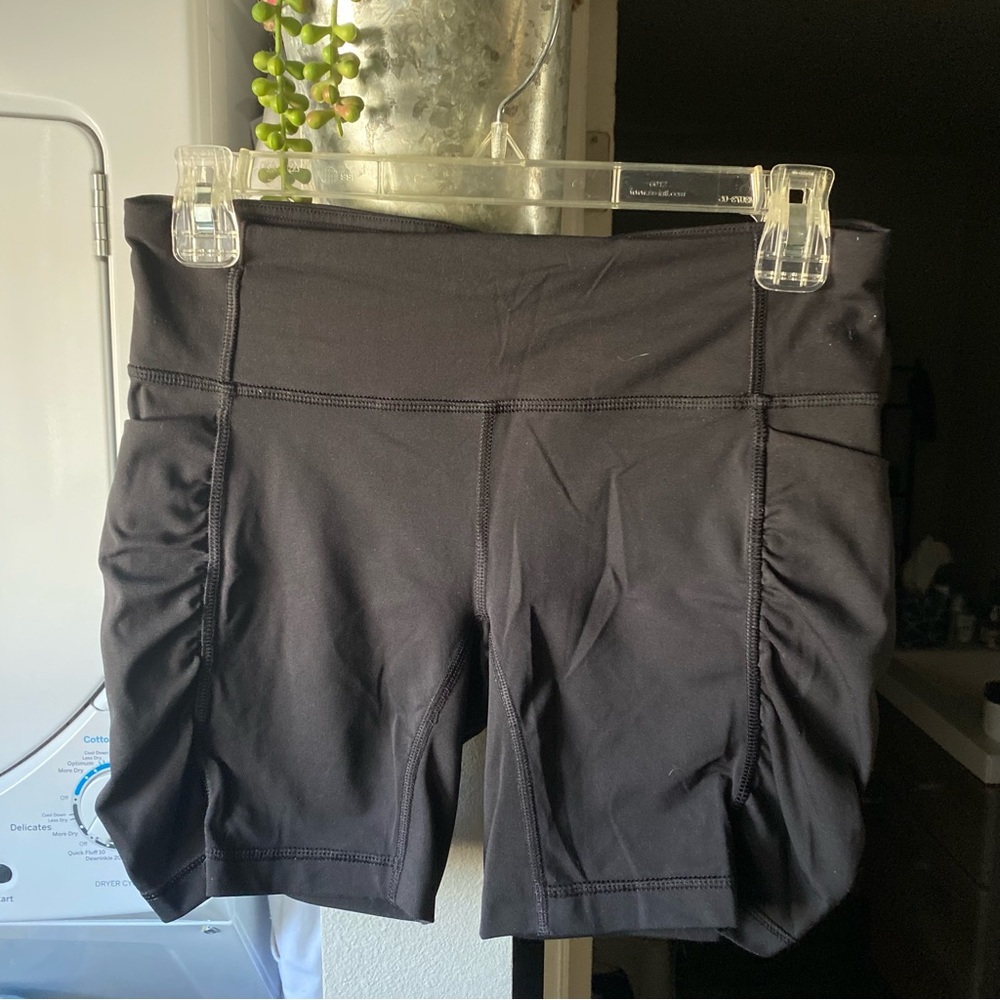 LULULEMON BLACK RUCHED BIKER SHORTS SIZE 6